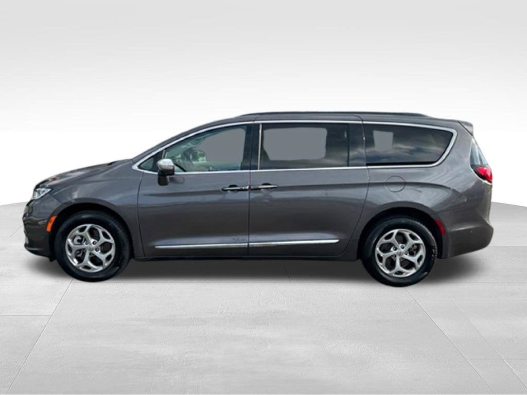 Used 2022 Chrysler Pacifica Limited AWD/4WD image 2