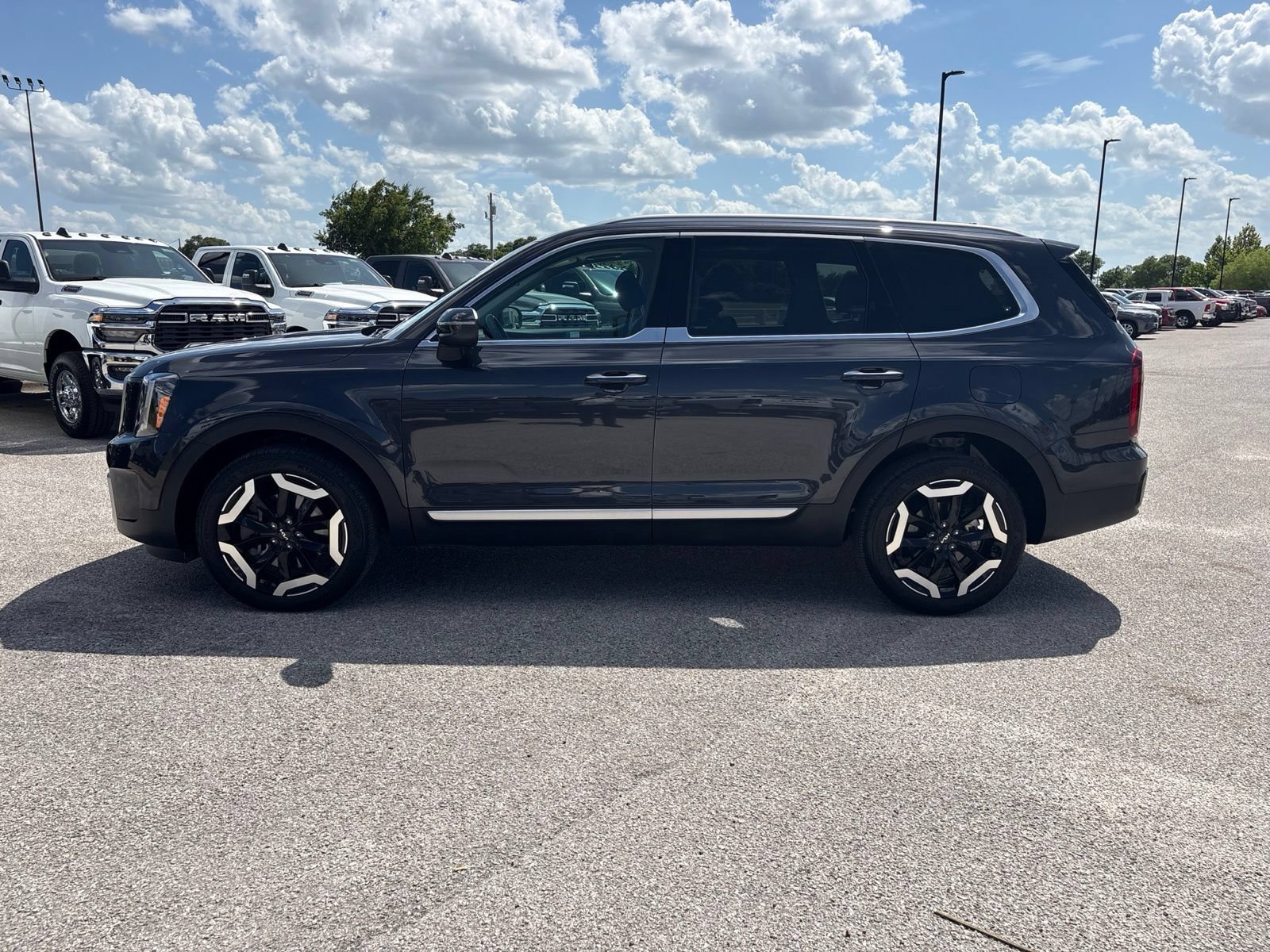 Used 2025 Kia Telluride S FWD image 2