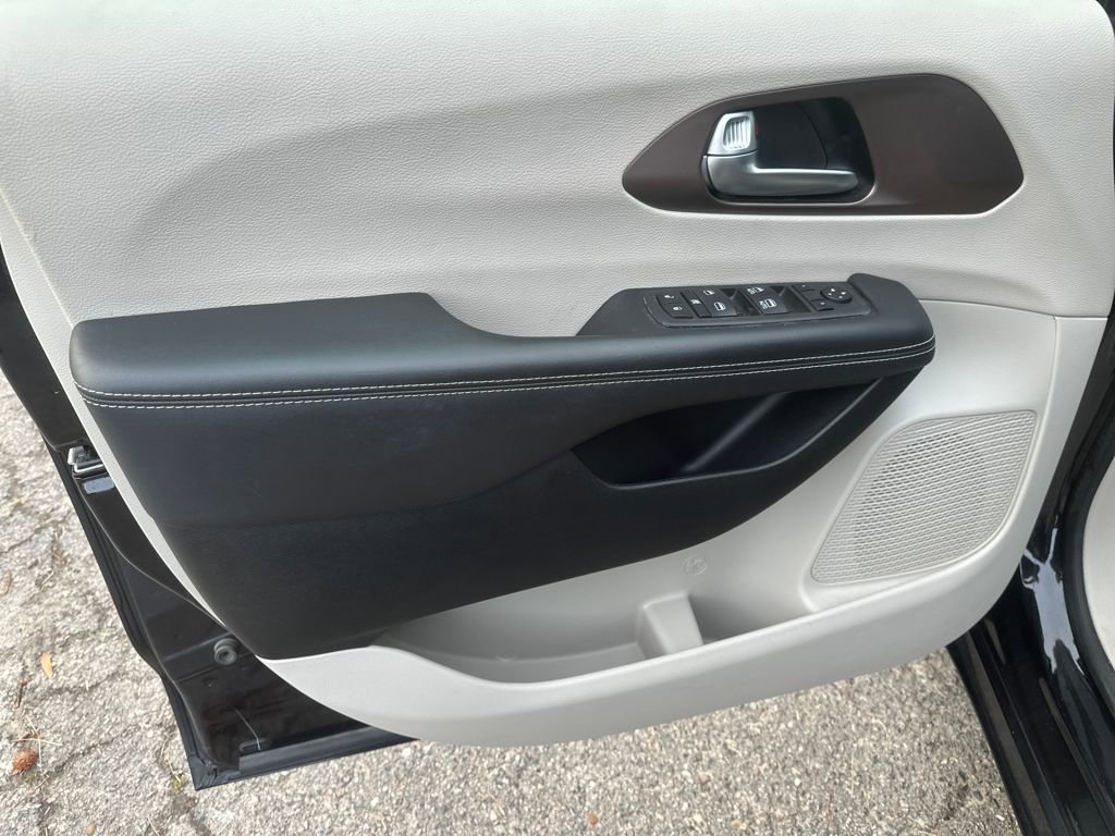 Used 2023 Chrysler Voyager LX image 7
