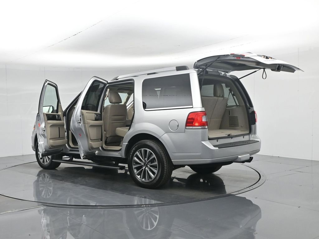 Used 2017 Lincoln Navigator Select RWD image 19