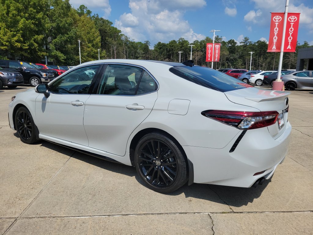 Used 2023 Toyota Camry XSE FWD image 3