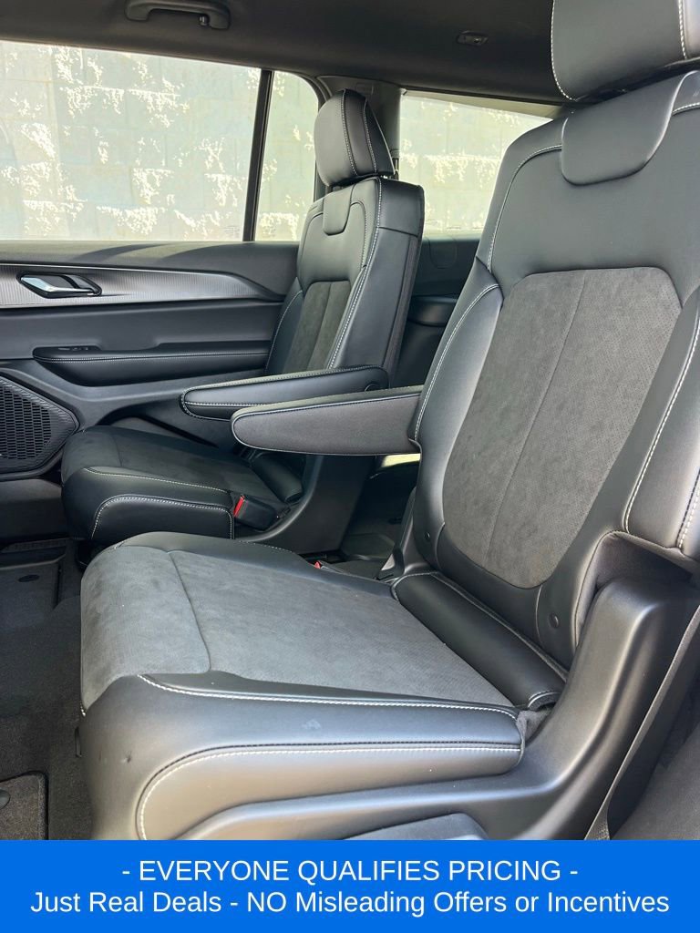 New 2025 Jeep Grand Cherokee L Laredo image 23