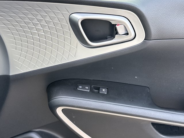 Used 2025 Kia Soul LX w/ LX Technology Package FWD image 19