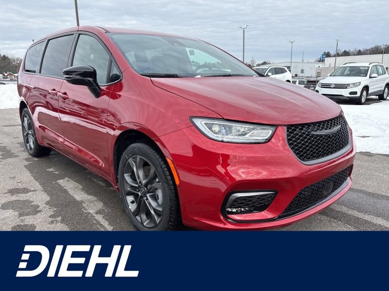 New 2026 Chrysler Pacifica Select
