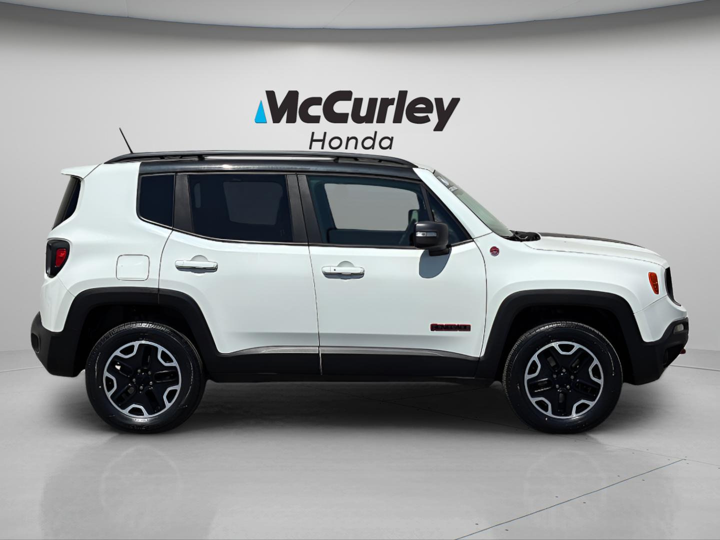 Used 2017 Jeep Renegade Trailhawk AWD/4WD image 2