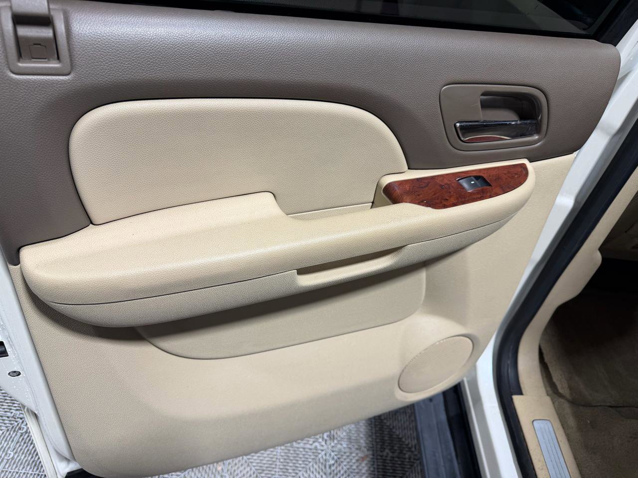 Used 2014 Chevrolet Suburban LTZ image 23