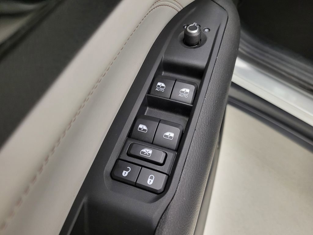 Used 2025 Jeep Compass Limited image 30