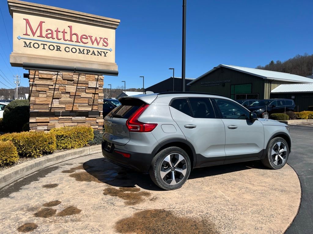 Used 2024 Volvo XC40 B5 Core image 5