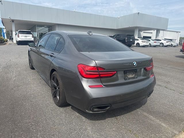 Used 2017 BMW 740i image 7