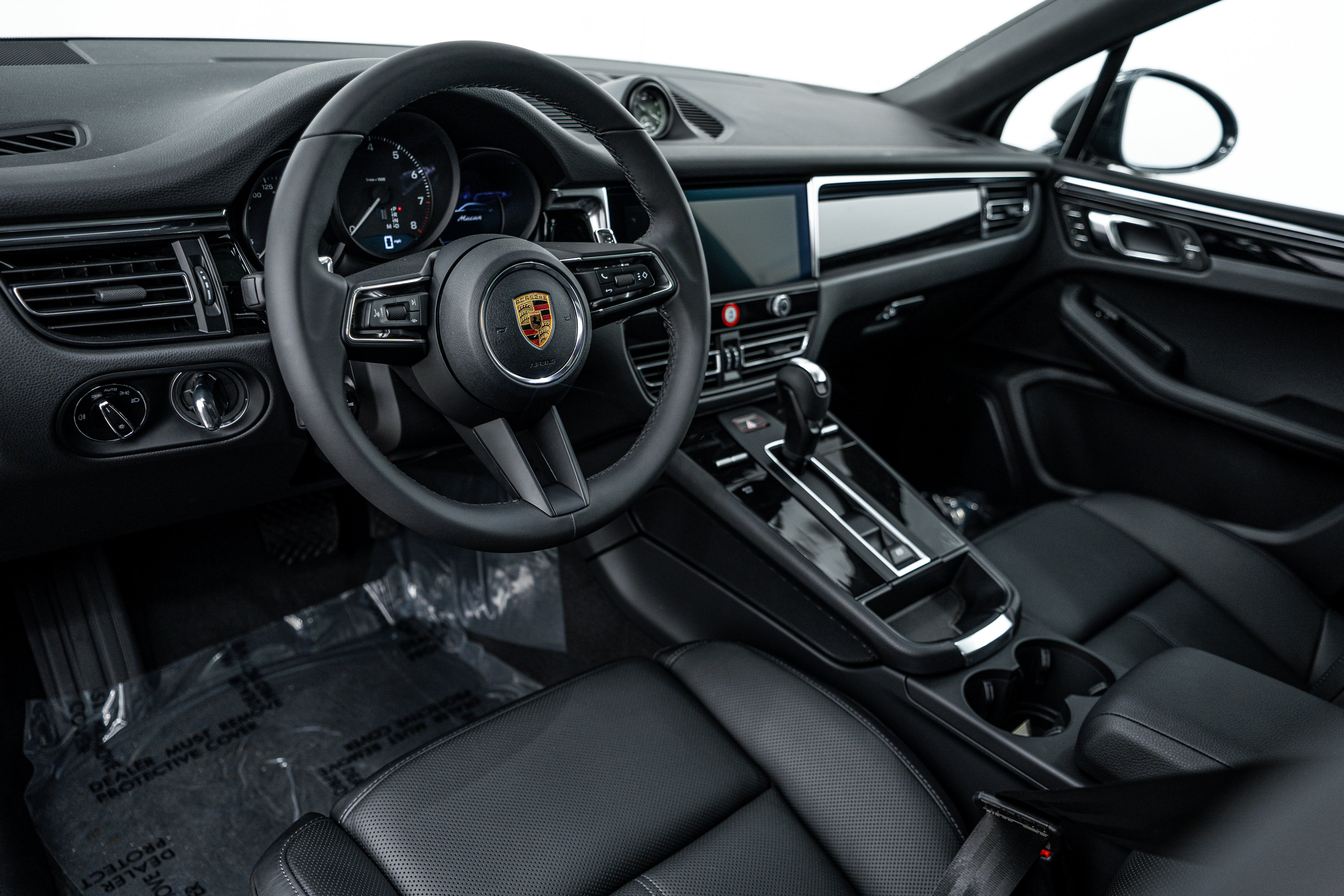 Certified 2026 Porsche Macan AWD/4WD image 4
