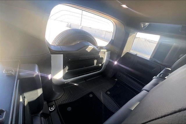 Used 2024 Land Rover Defender 110 X-Dynamic SE image 33