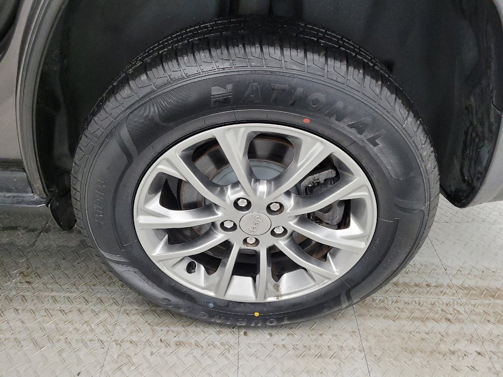 Used 2019 Jeep Cherokee Latitude Plus AWD/4WD image 31