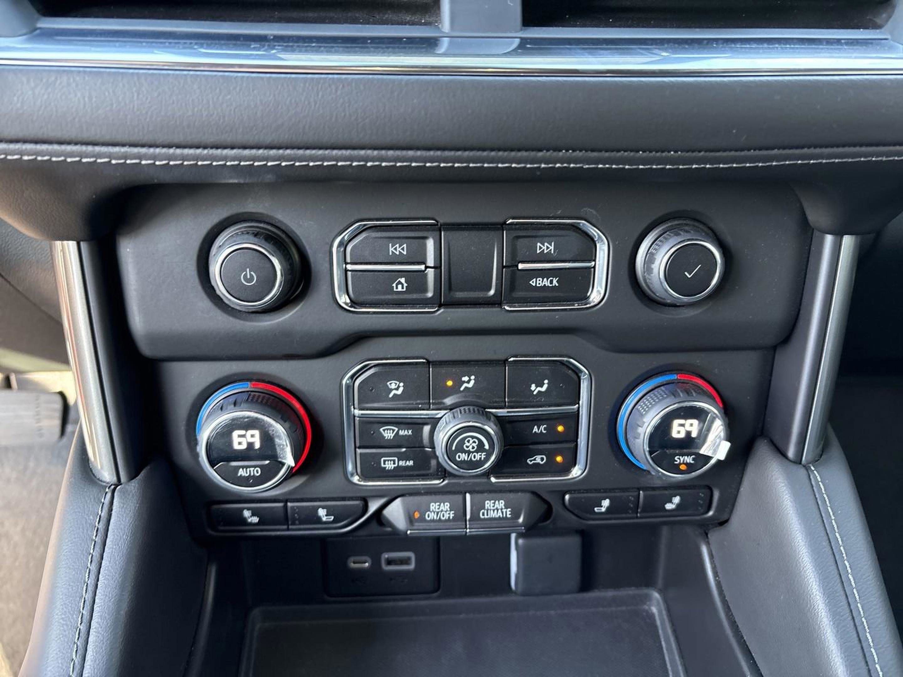 Used 2023 Chevrolet Suburban Z71 w/ Luxury Package image 32