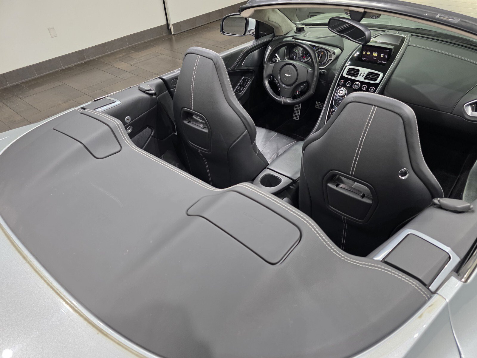 Used 2017 Aston Martin Vanquish Volante RWD image 24