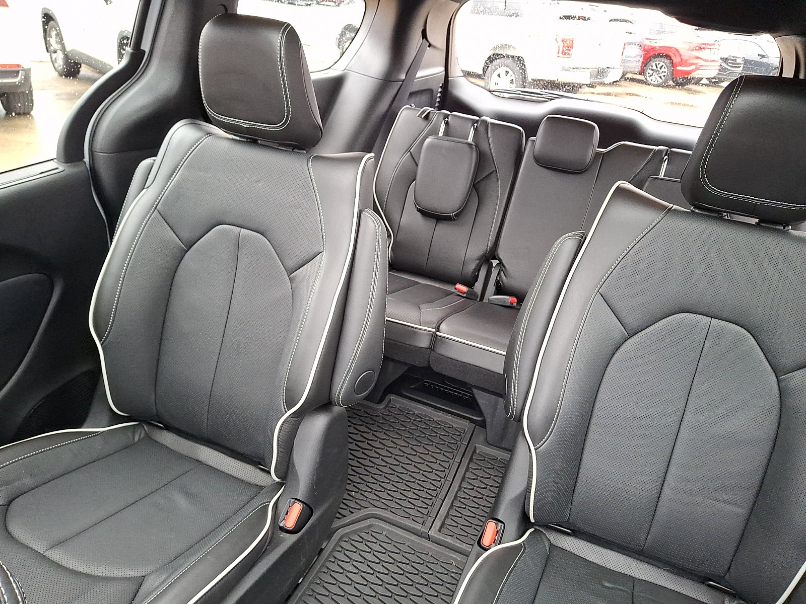 Used 2025 Chrysler Pacifica Premium image 18