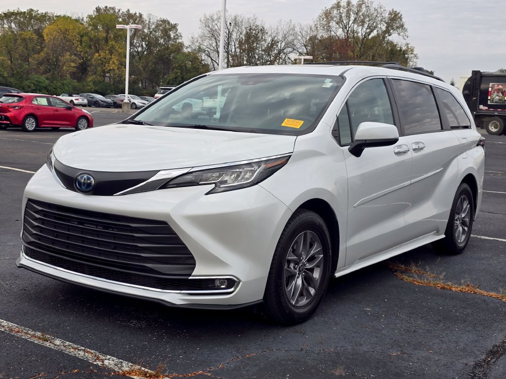 Certified 2022 Toyota Sienna XLE w/ XLE Plus Package FWD image 4