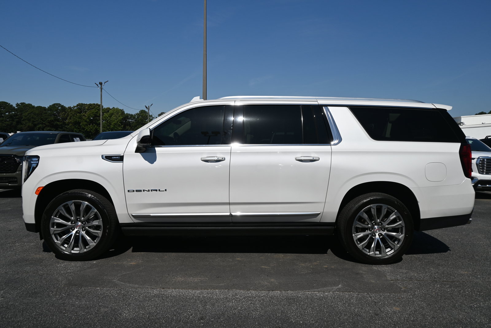 Used 2021 GMC Yukon XL Denali w/ Denali Premium Package AWD/4WD image 7