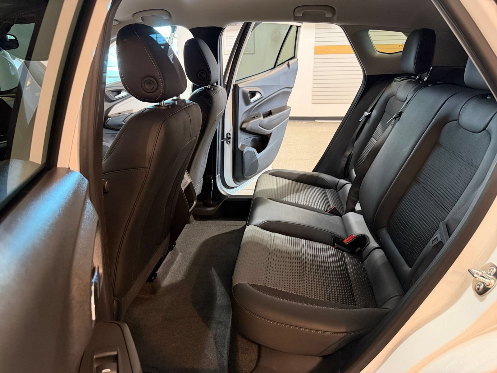 Used 2025 Chevrolet Trax LT w/ LT Convenience Package FWD image 37