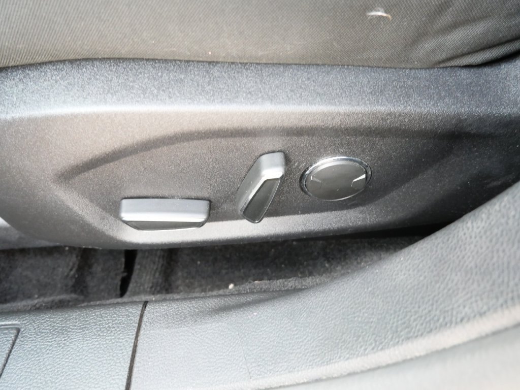 Used 2020 Ford Fusion SE FWD image 15