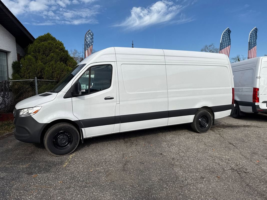 Used 2025 Mercedes-Benz Sprinter 2500 image 3