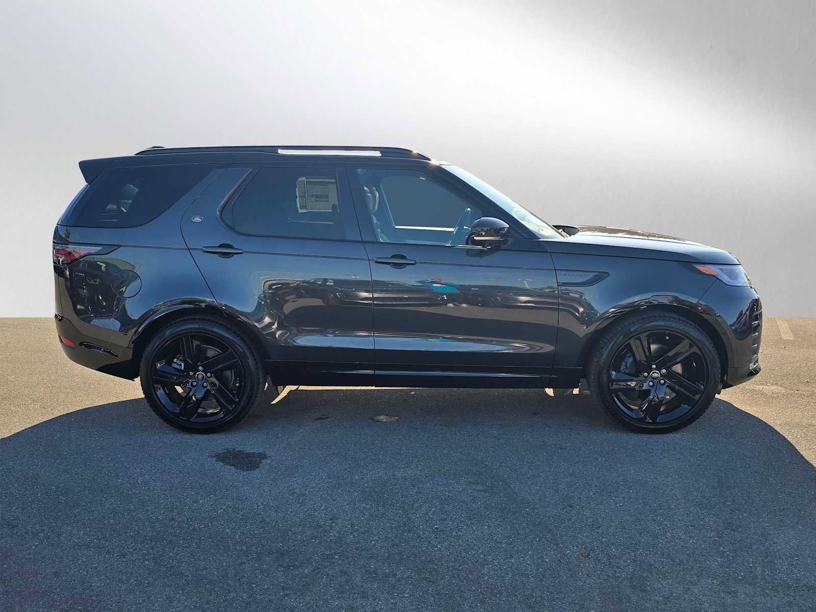 New 2025 Land Rover Discovery Dynamic SE image 6