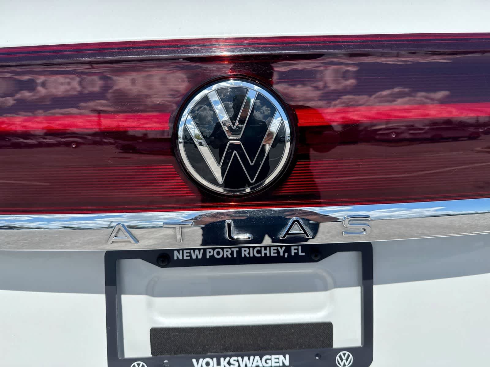 Certified 2024 Volkswagen Atlas Cross Sport SEL Premium R-Line AWD/4WD image 11