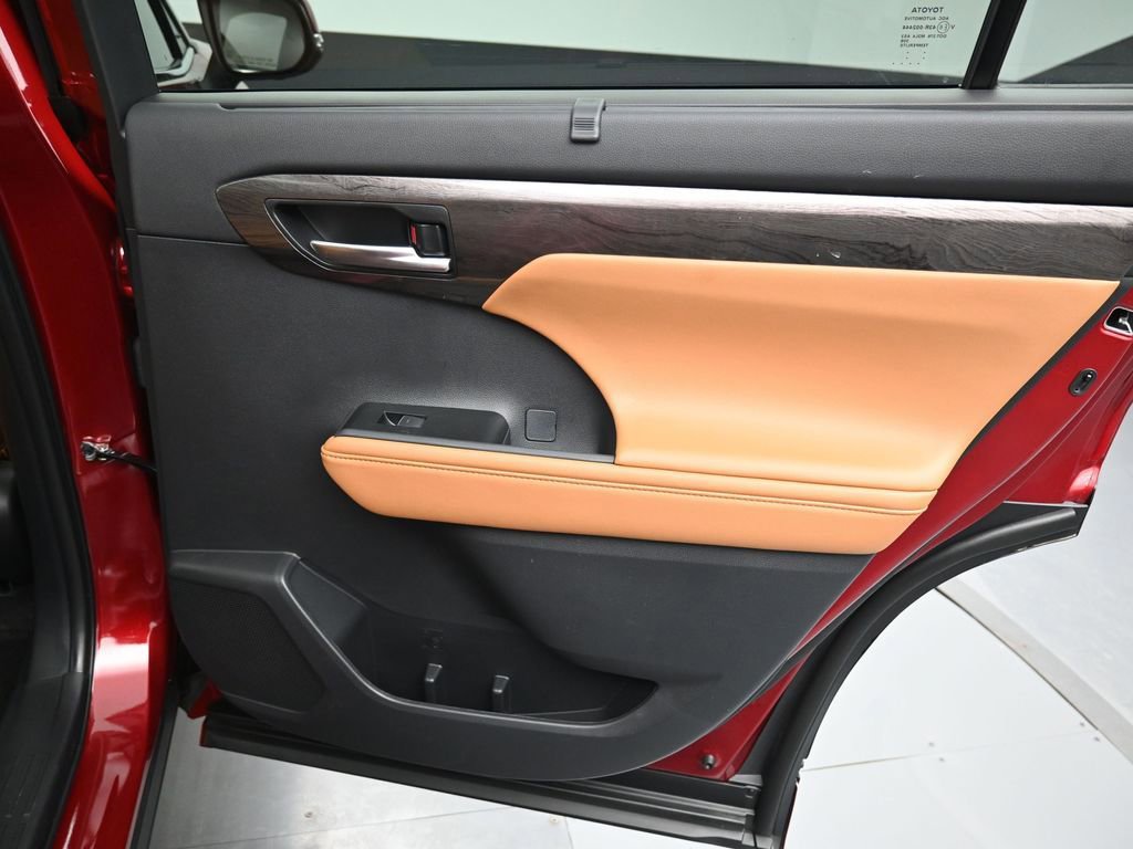 Certified 2025 Toyota Highlander LE image 40