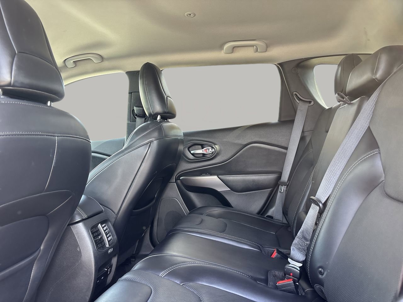 Used 2019 Jeep Cherokee Limited FWD image 16