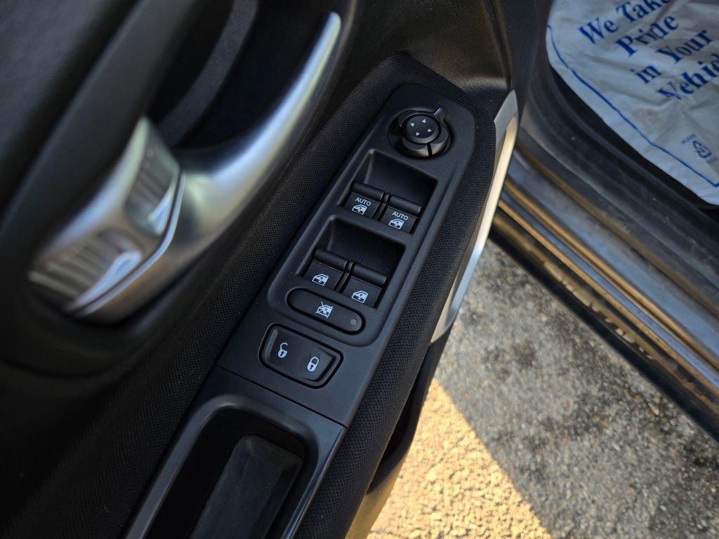 Used 2018 Jeep Renegade Latitude AWD/4WD image 13