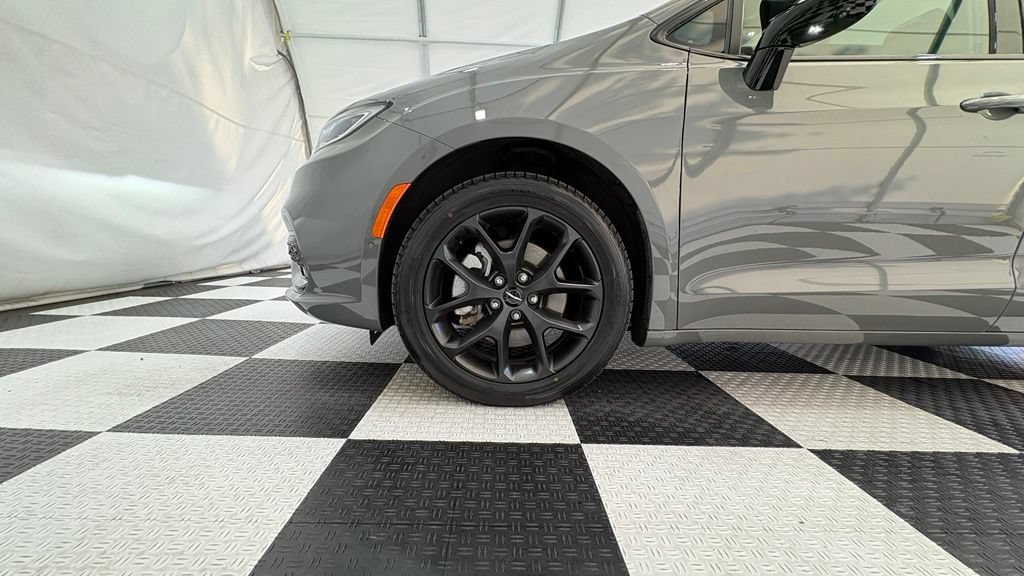 Used 2023 Chrysler Pacifica Limited w/ Uconnect Theater Family Group AWD/4WD image 11
