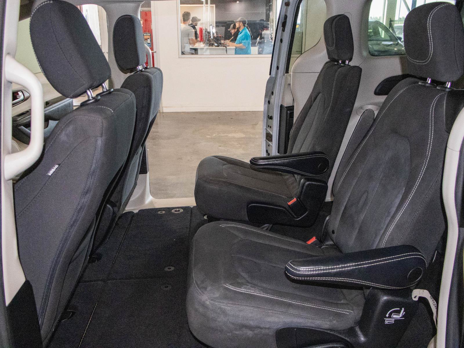 Used 2022 Chrysler Voyager LX FWD image 13