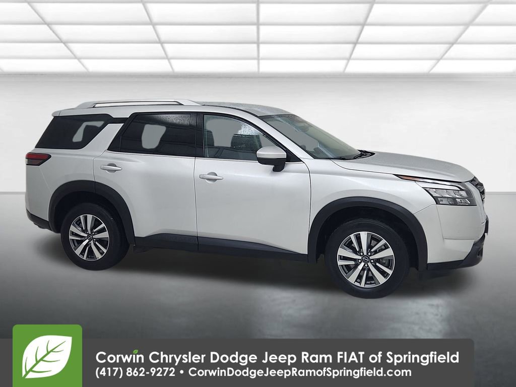 Used 2025 Nissan Pathfinder SL image 1