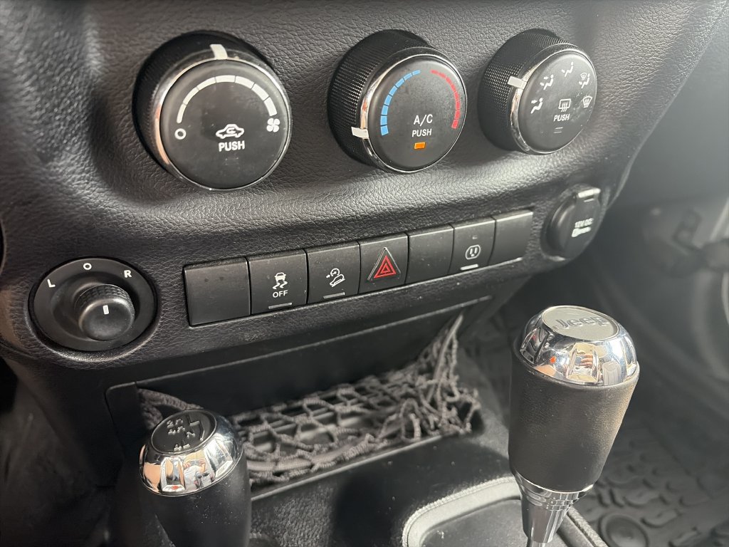 Used 2017 Jeep Wrangler Unlimited Sahara w/ Connectivity Group AWD/4WD image 21