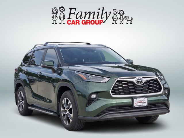 Used 2025 Toyota Highlander XLE FWD image 2
