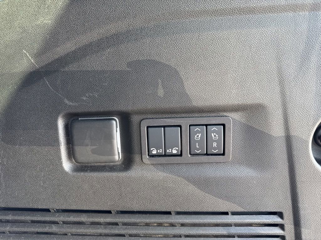 Used 2025 GMC Yukon XL Denali AWD/4WD image 32