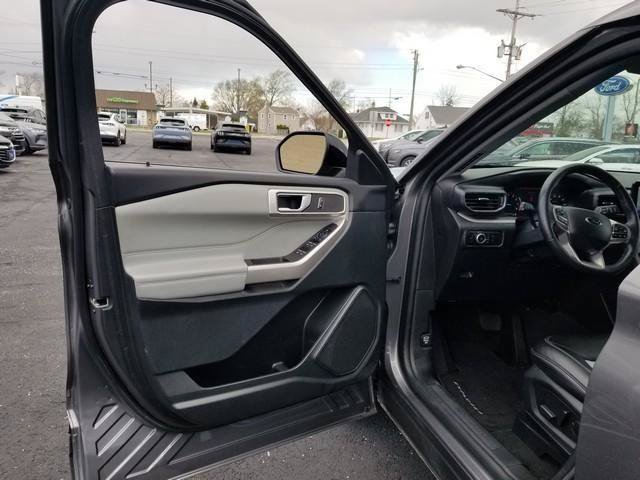 Used 2023 Ford Explorer XLT w/ Equipment Group 202A AWD/4WD image 8