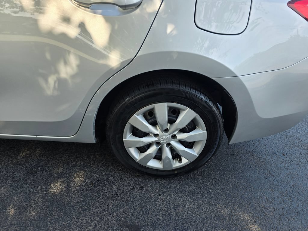 Used 2015 Toyota Corolla LE FWD image 4