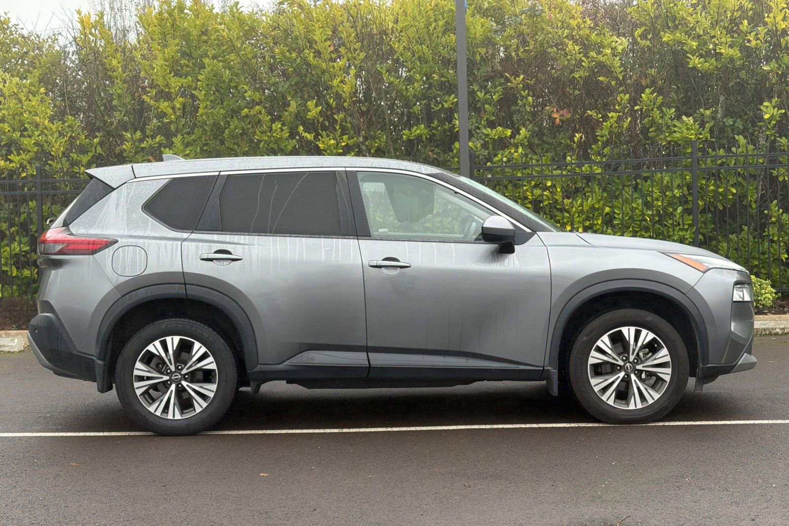Used 2022 Nissan Rogue SV image 3