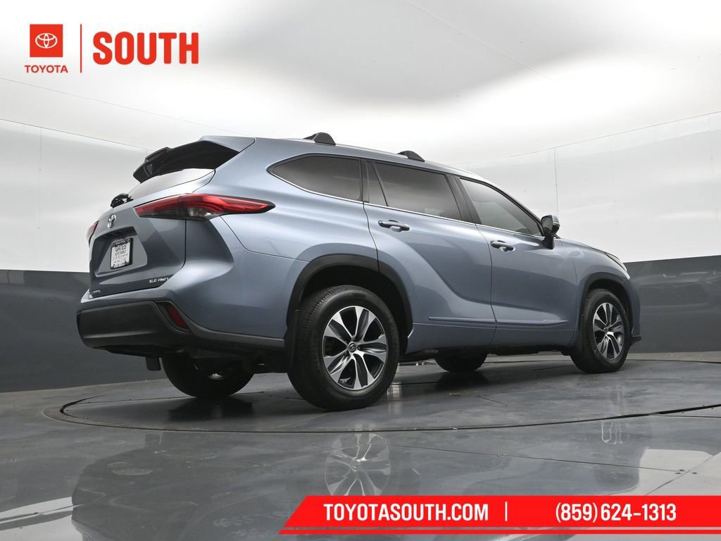 Used 2022 Toyota Highlander XLE AWD/4WD image 43