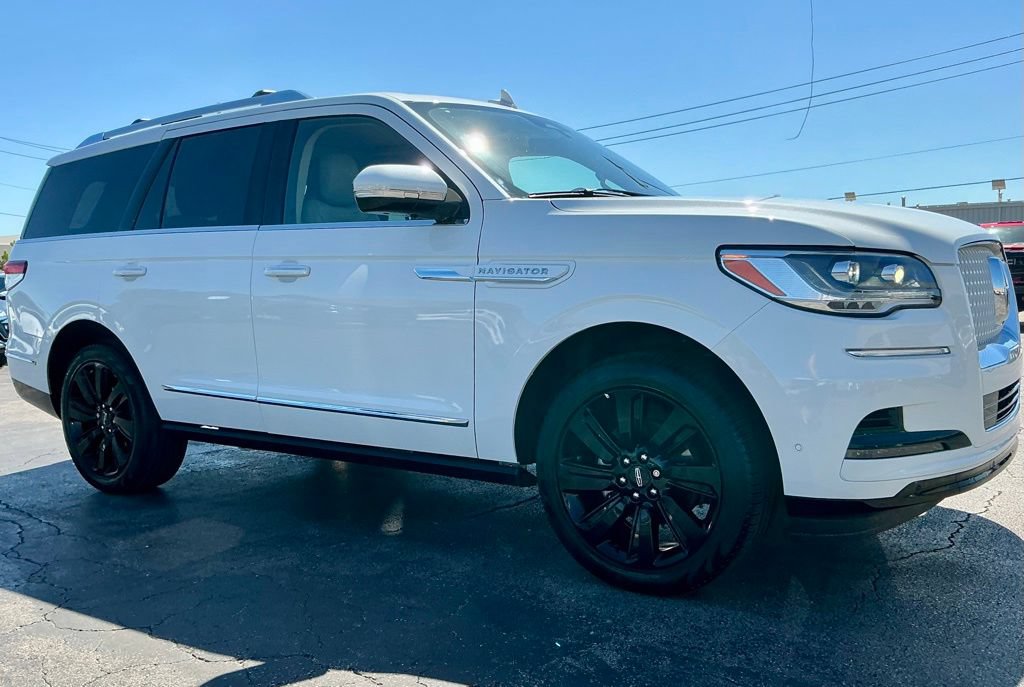 Used 2024 Lincoln Navigator Reserve w/ Monochromatic Package AWD/4WD image 6
