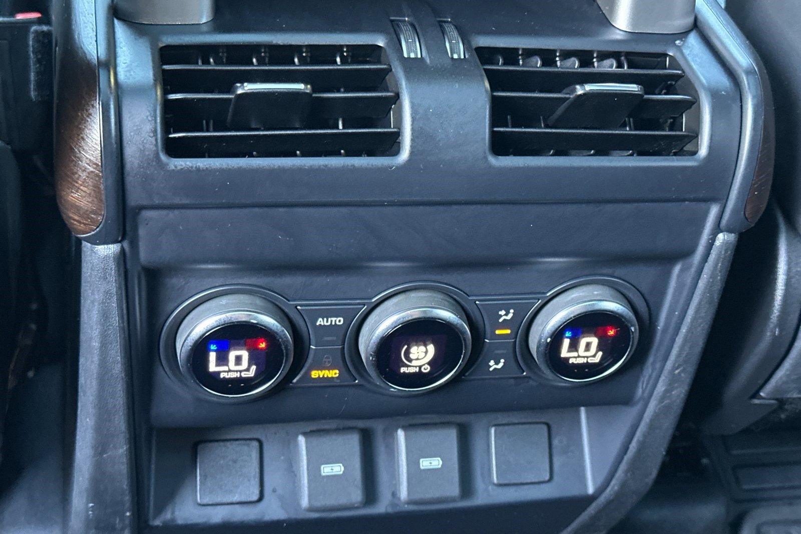 Used 2023 Land Rover Defender 130 X-Dynamic SE image 16