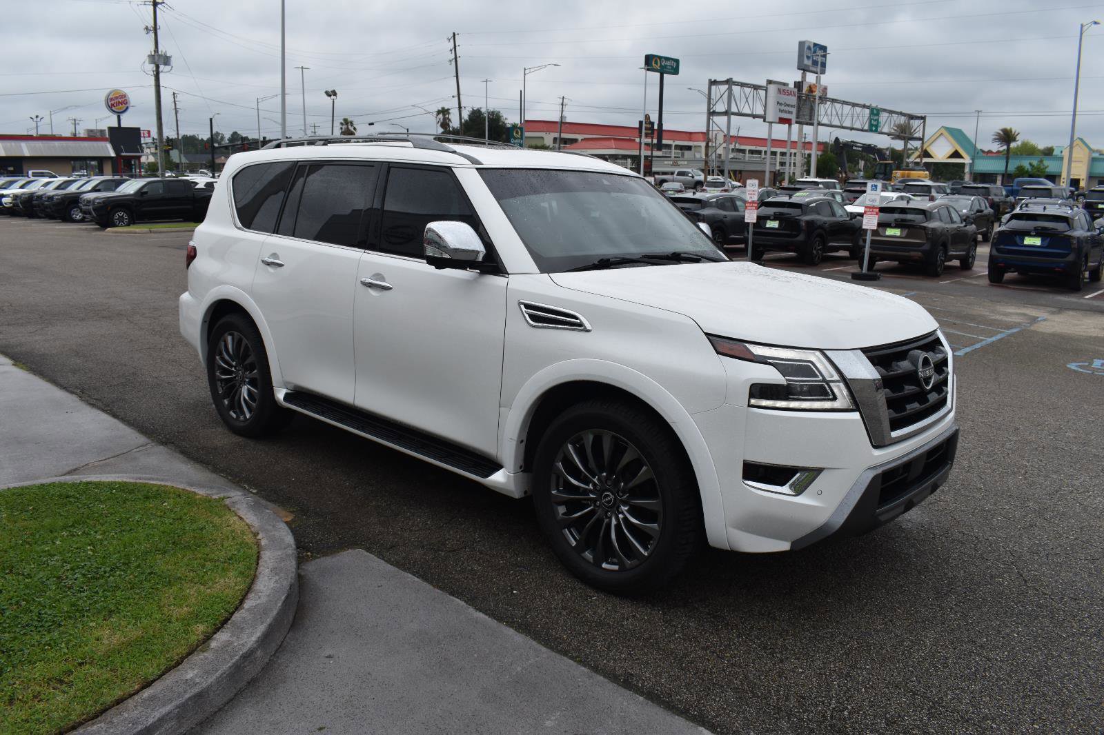 Used 2023 Nissan Armada Platinum w/ Captain's Chairs Package RWD image 16