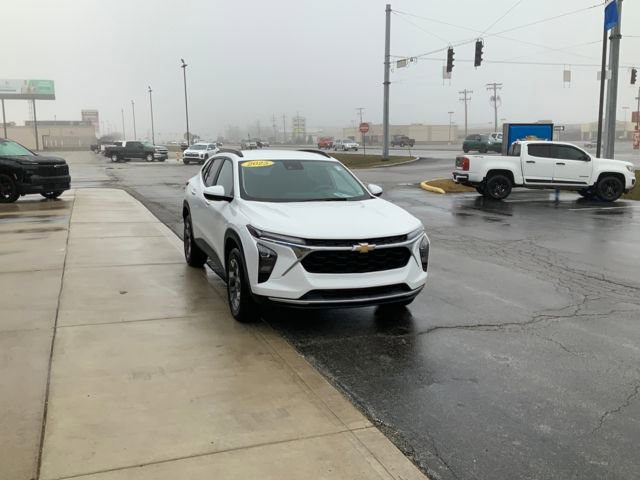 Used 2025 Chevrolet Trax LT FWD image 4