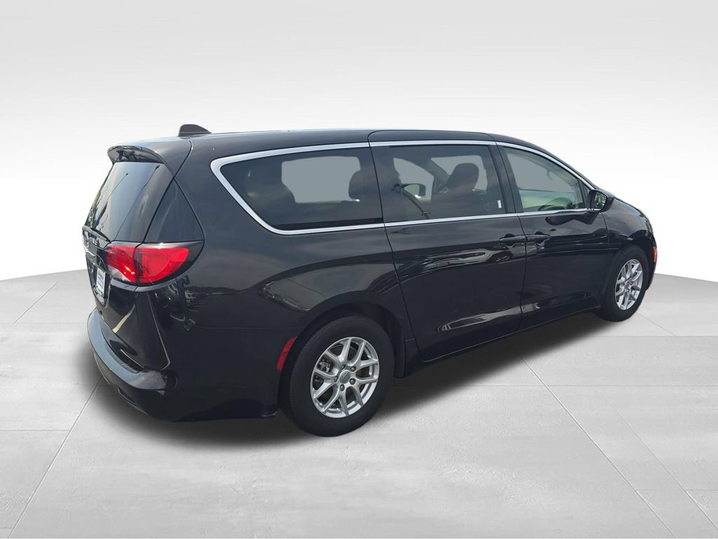 Used 2023 Chrysler Voyager LX FWD image 5