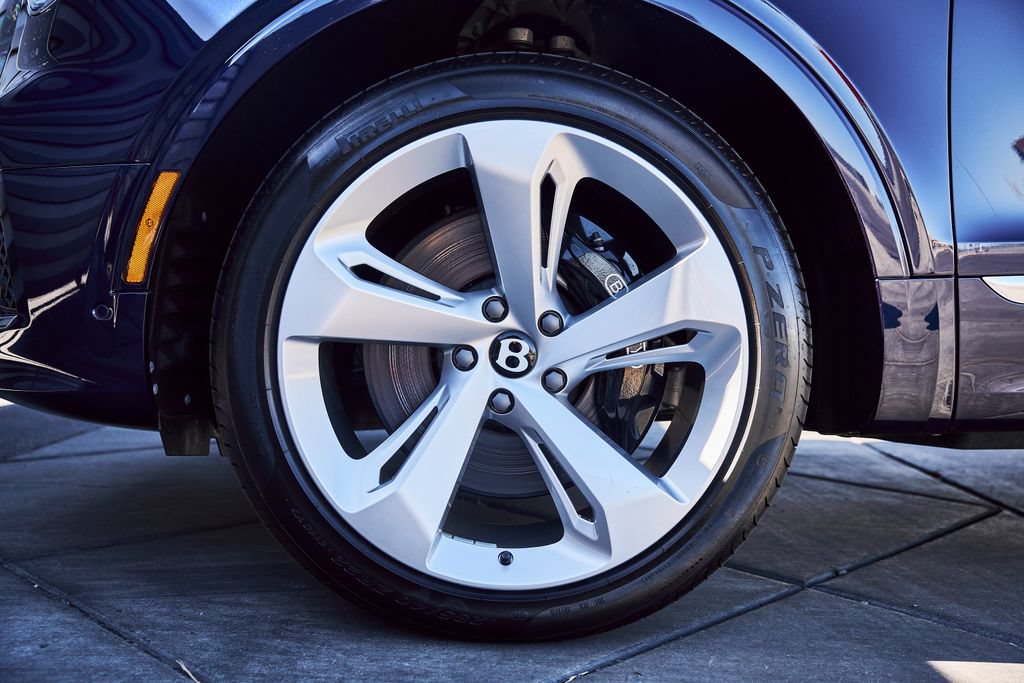 Used 2025 Bentley Bentayga Extended Wheelbase AWD/4WD image 3