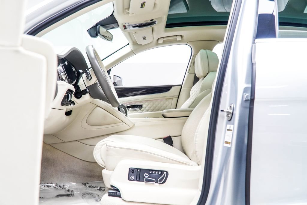Used 2021 Bentley Bentayga AWD/4WD image 49