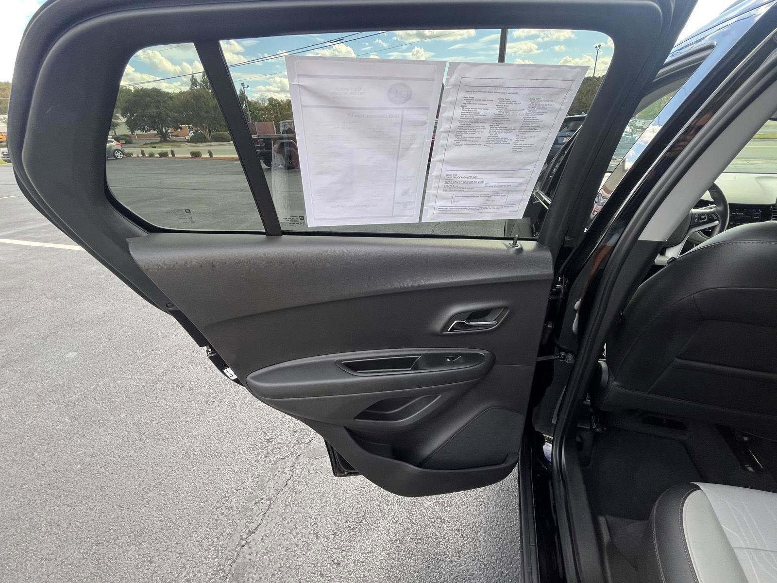 Used 2020 Chevrolet Trax LT w/ LT Convenience Package image 18