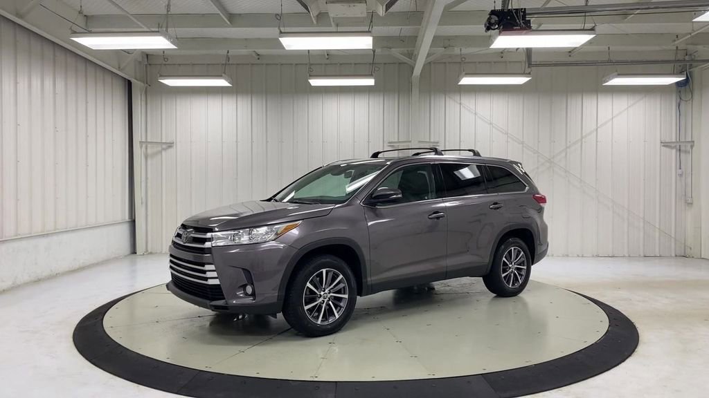 Used 2019 Toyota Highlander XLE FWD image 4