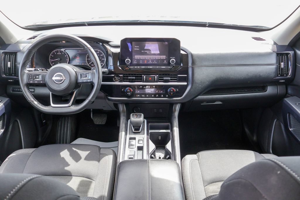 Used 2025 Nissan Pathfinder SV image 6