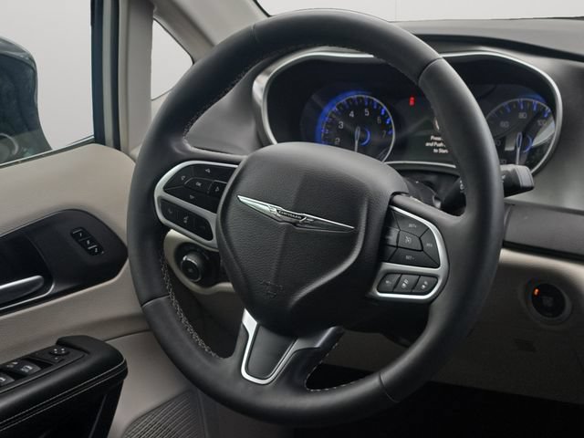 Used 2024 Chrysler Pacifica Touring-L FWD image 19